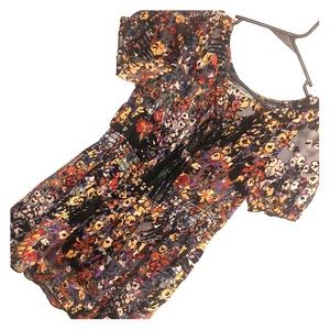 Flower pattern ruffle blouse.